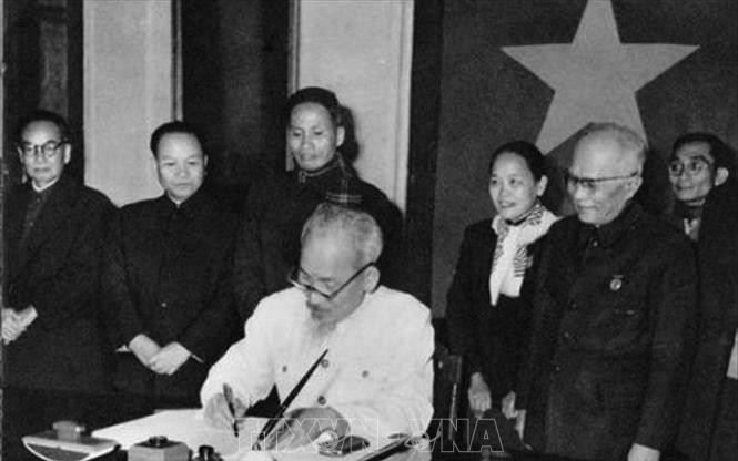 Chủ  tịch Hồ Chí Minh ký sắc lệnh công bố Hiến pháp năm 1959, ngày 1/1/1960.