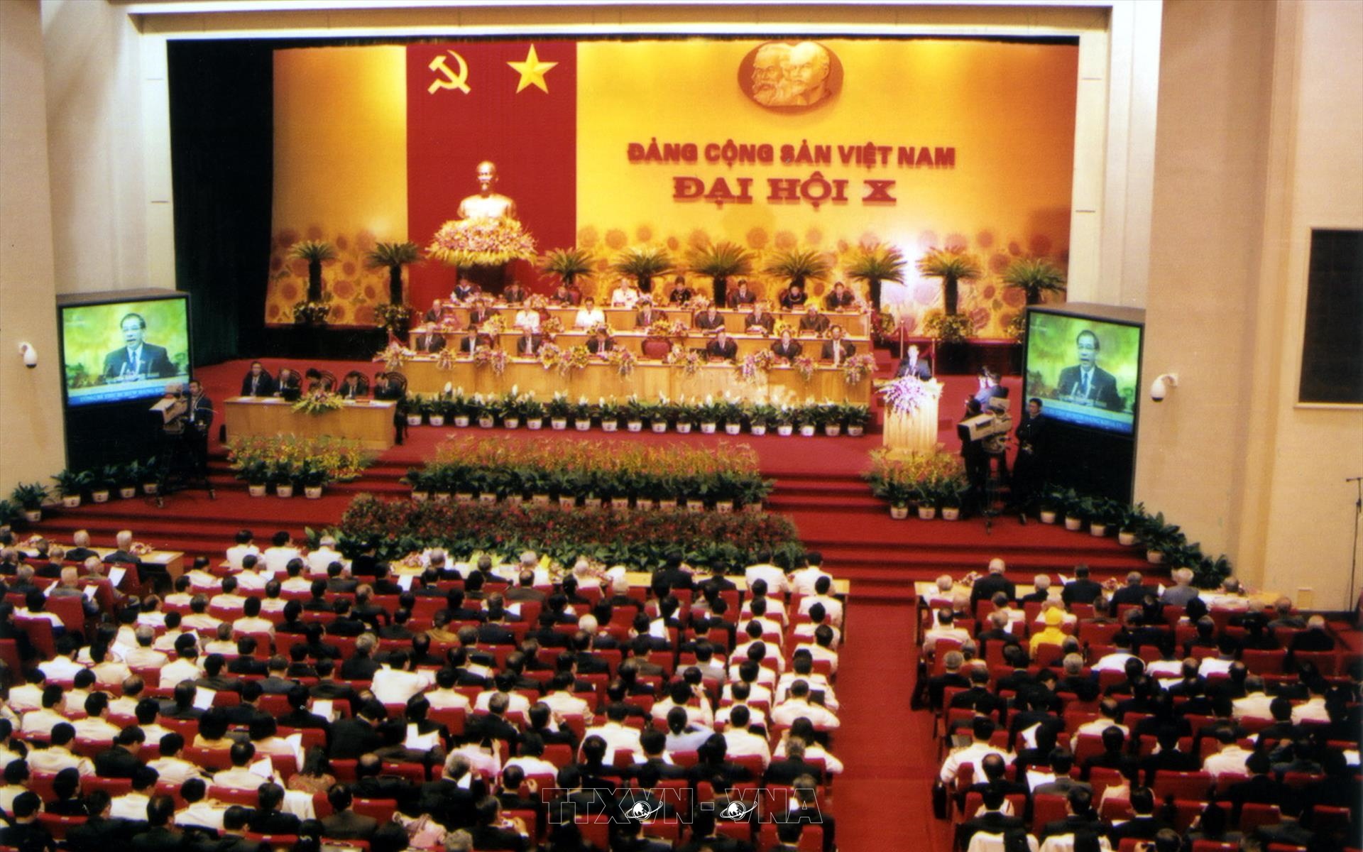 Đại hội đại biểu toàn quốc Đảng Cộng sản Việt Nam lần thứ X (18 - 25/4/2006), tại Hà Nội.