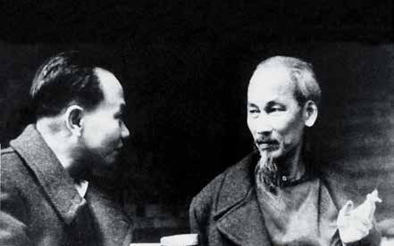 Chủ tịch Hồ Chí Minh và Tổng Bí thư Trường Chinh trao đổi về những văn kiện Đại hội II.