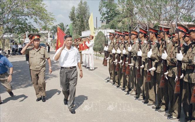 Tổng Bí thư Lê Khả Phiêu thăm Sư đoàn Không quân 370, ngày 19/2/1998.