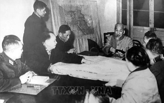 Bác Hồ cùng Bộ Chính trị họp bàn mở cuộc Tổng tiến công và nổi dậy Xuân Mậu Thân 1968.